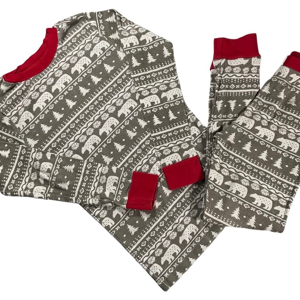 Size: 6 - Grey/White Two Piece Winter Themed Print Pajama w/ Red Trim